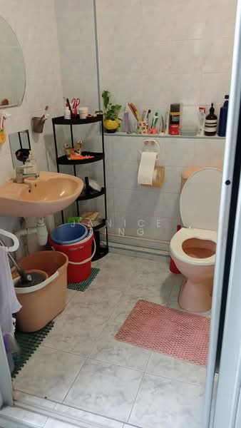 156 Lorong 1 Toa Payoh, 156 Lorong 1 Toa Payoh, Room Rental, 100 sqft, HDB Flat For Rent, by Janice Ting, 500187289 - Bathroom - PropertyGuru.com.sg