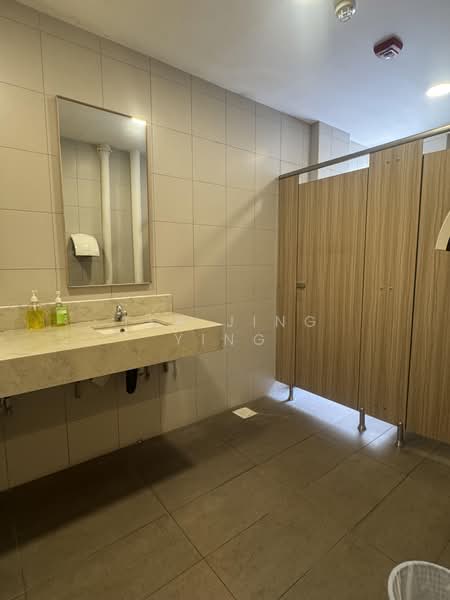 Chiat Hong Building, 110 Middle Road, 2,497 sqft, Office For Rent, by Teh Jing Ying, 500187315 - Bathroom - CommercialGuru.com.sg