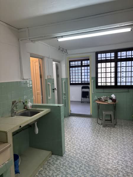 163 Lorong 1 Toa Payoh, 163 Lorong 1 Toa Payoh, 3 Bedrooms, 667 sqft, HDB Flat For Rent, by Patrick Tan, 500187332 - Kitchen - PropertyGuru.com.sg