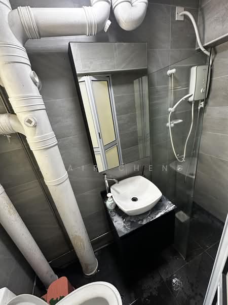 671B Jurong West Street 65, 671B Jurong West Street 65, 3 Bedrooms, 1,345 sqft, HDB Flat For Sale, by Khair Cheng, 500187334 - Bathroom - PropertyGuru.com.sg