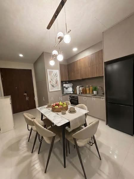 Parksuites, 18 Holland Grove Road, 2 Bedrooms, 786 sqft, Condominium For Sale, by Roland Ong, 500187384 - Kitchen - PropertyGuru.com.sg