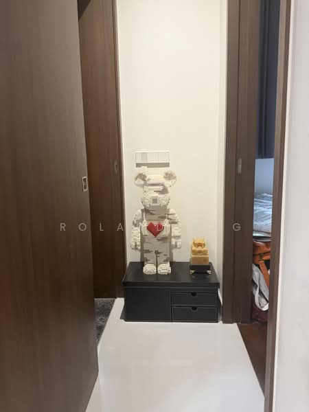 Parksuites, 18 Holland Grove Road, 2 Bedrooms, 786 sqft, Condominium For Sale, by Roland Ong, 500187384 - Corridor - PropertyGuru.com.sg