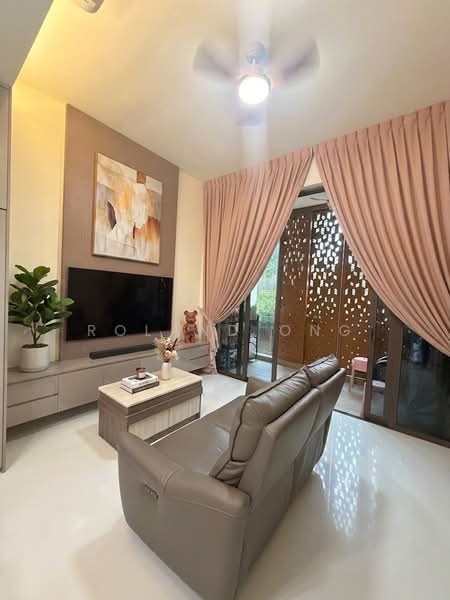Parksuites, 18 Holland Grove Road, 2 Bedrooms, 786 sqft, Condominium For Sale, by Roland Ong, 500187384 - Living Room - PropertyGuru.com.sg