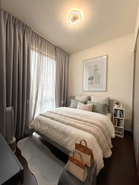 Parksuites, 18 Holland Grove Road, 2 Bedrooms, 786 sqft, Condominium For Sale, by Roland Ong, 500187384 - Bedroom - PropertyGuru.com.sg