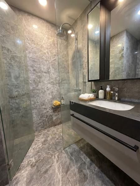 Parksuites, 18 Holland Grove Road, 2 Bedrooms, 786 sqft, Condominium For Sale, by Roland Ong, 500187384 - Bathroom - PropertyGuru.com.sg