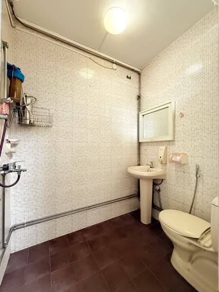 369 Woodlands Avenue 1, 369 Woodlands Avenue 1, 3 Bedrooms, 1,098 sqft, HDB Flat For Sale, by Fariz Rashid, 500187465 - Bathroom - PropertyGuru.com.sg