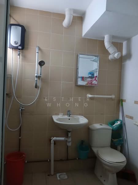215 Lorong 8 Toa Payoh, 215 Lorong 8 Toa Payoh, Room Rental, 150 sqft, HDB Flat For Rent, by Esther Whong, 500187466 - Bathroom - PropertyGuru.com.sg