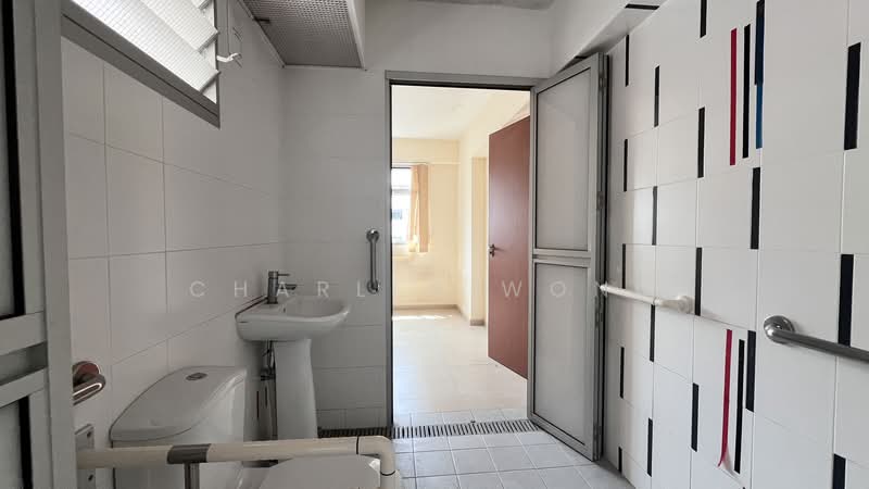 424B Yishun Avenue 11, 424B Yishun Avenue 11, 1 Bedroom, 506 sqft, HDB Flat For Sale, by Charles Wong, 500187478 - Bathroom - PropertyGuru.com.sg