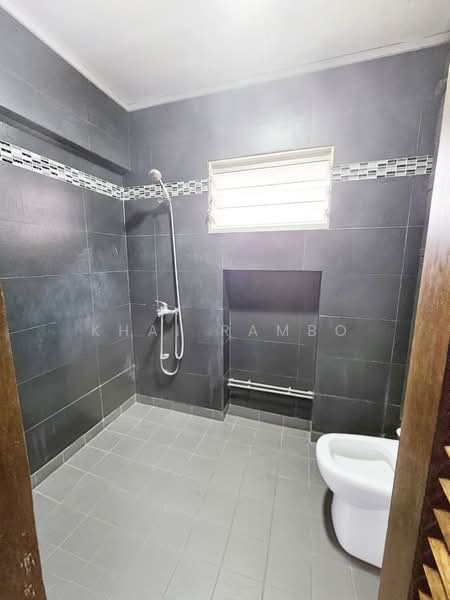 350 Tampines Street 33, 350 Tampines Street 33, 3 Bedrooms, 1,378 sqft, HDB Flat For Sale, by Khai Rambo, 500187490 - Bathroom - PropertyGuru.com.sg