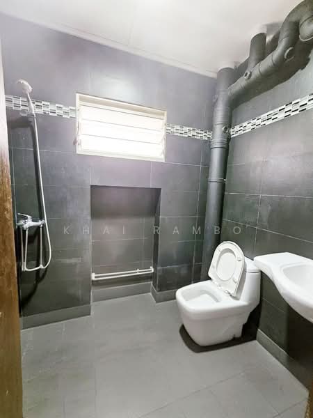 350 Tampines Street 33, 350 Tampines Street 33, 3 Bedrooms, 1,378 sqft, HDB Flat For Sale, by Khai Rambo, 500187490 - Bathroom - PropertyGuru.com.sg