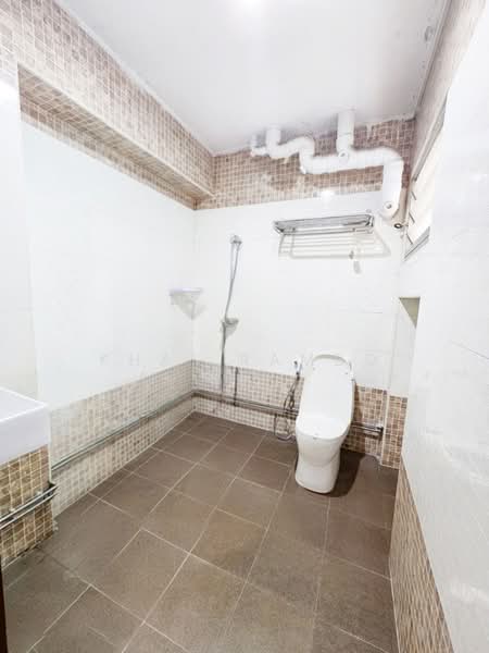 350 Tampines Street 33, 350 Tampines Street 33, 3 Bedrooms, 1,378 sqft, HDB Flat For Sale, by Khai Rambo, 500187490 - Bathroom - PropertyGuru.com.sg