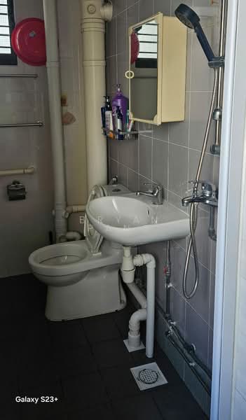 388 Bukit Batok West Avenue 5, 388 Bukit Batok West Avenue 5, Room Rental, 150 sqft, HDB Flat For Rent, by Bryan Pang, 500187503 - Bathroom - PropertyGuru.com.sg