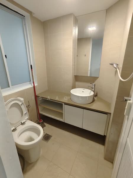 Pine Grove, 1P Pine Grove, 5 Bedrooms, 1,324 sqft, Condominium For Rent, by Isaac Lin, 500187539 - Common Bathroom - PropertyGuru.com.sg