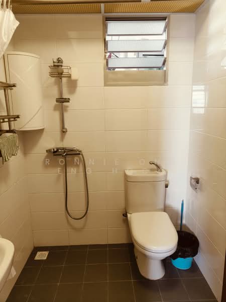 377 Bukit Batok Street 31, 377 Bukit Batok Street 31, Room Rental, 110 sqft, HDB Flat For Rent, by Ronnie Ong Eng Hock, 500187577 - Bathroom - PropertyGuru.com.sg