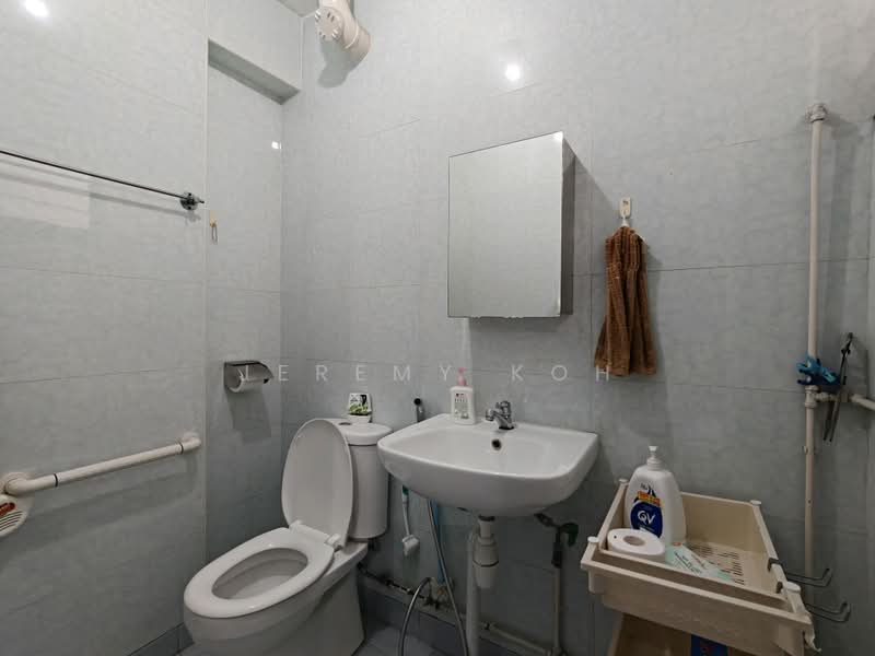 119 Potong Pasir Avenue 1, 119 Potong Pasir Avenue 1, 3 Bedrooms, 1,076 sqft, HDB Flat For Sale, by Jeremy Koh, 500187593 - Bathroom - PropertyGuru.com.sg