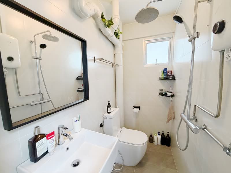 185 Bishan Street 13, 185 Bishan Street 13, 2 Bedrooms, 688 sqft, HDB Flat For Sale, by Lim Kai Vearn, 500187594 - Bathroom - PropertyGuru.com.sg
