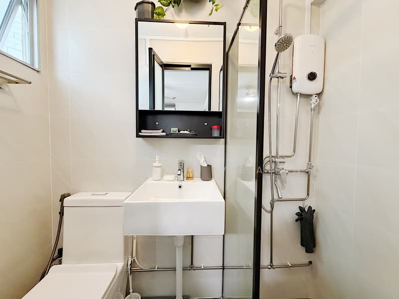 185 Bishan Street 13, 185 Bishan Street 13, 2 Bedrooms, 688 sqft, HDB Flat For Sale, by Lim Kai Vearn, 500187594 - Bathroom - PropertyGuru.com.sg