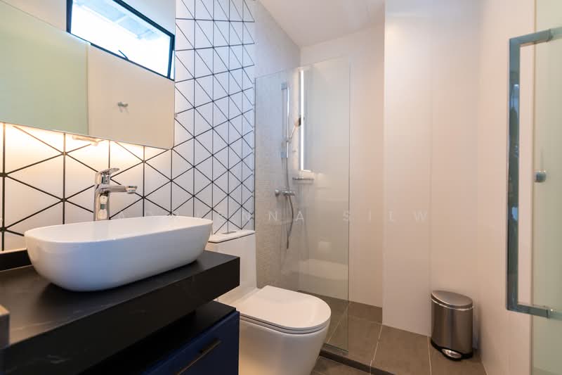”Freehold! Move-In Ready! Tastefully renovated 3-Storey Terrace @ Hillside Drive / Yio Chu Kang Road, Hong Lee Place, Poh Huat Road, Parry Avenue, Parry Road, Rosyth Road, Rosyth Avenue, Jansen Road, Kensington Park Road, Yio Chu Kang Road, Boundary Road, Chartwell Drive, Berwick Drive, Bodmin Drive, Hougang / Punggol / Sengkang, 3 Bedrooms, 3,200 sqft, Terraced House For Sale, by Adrienna Siew, 500187609 - Bathroom - PropertyGuru.com.sg