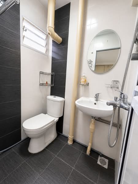 9 Gloucester Road, 9 Gloucester Road, 3 Bedrooms, 980 sqft, HDB Flat For Sale, by Kenli Tan, 500187611 - Bathroom - PropertyGuru.com.sg