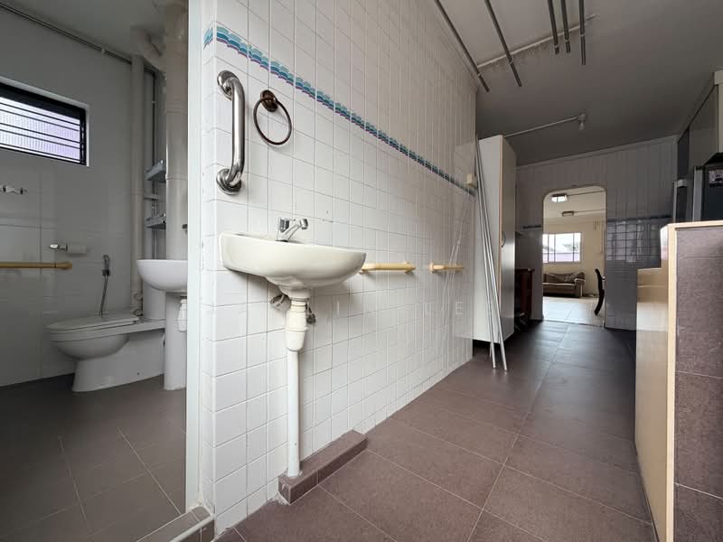 925 Jurong West Street 92, 925 Jurong West Street 92, 3 Bedrooms, 1,109 sqft, HDB Flat For Sale, by Jaslin Lee, 500187622 - Bathroom - PropertyGuru.com.sg