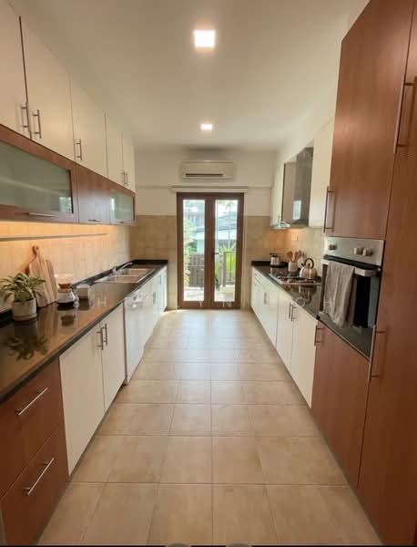 Tropical Town House, Barker Road, 5 Bedrooms, 2,800 sqft, Town House For Rent, by Sherlyn Koh, 500187660 - Kitchen - PropertyGuru.com.sg