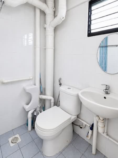 331 Bukit Batok Street 33, 331 Bukit Batok Street 33, 3 Bedrooms, 904 sqft, HDB Flat For Sale, by Shohiful Anwar, 500187667 - Bathroom - PropertyGuru.com.sg