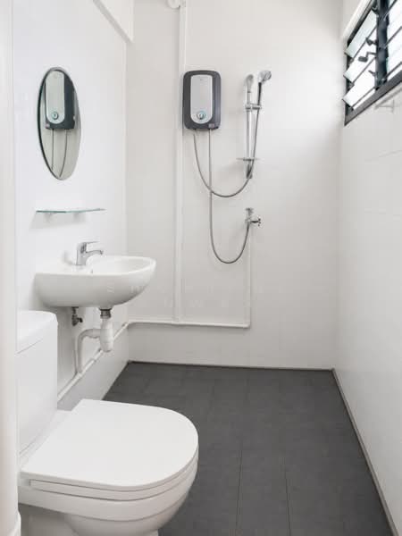 331 Bukit Batok Street 33, 331 Bukit Batok Street 33, 3 Bedrooms, 904 sqft, HDB Flat For Sale, by Shohiful Anwar, 500187667 - Master Bathroom - PropertyGuru.com.sg