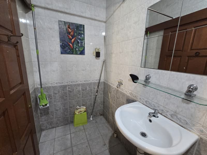 River Valley Road Shophouse, River Valley Road, 1,200 sqft, Office For Rent, by Chia S M, 500187719 - Bathroom - CommercialGuru.com.sg