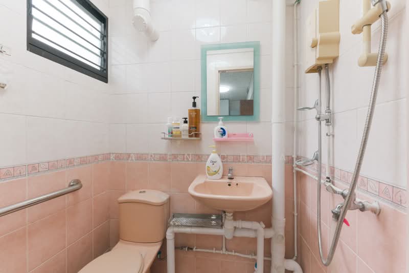 306 Clementi Avenue 4, 306 Clementi Avenue 4, 3 Bedrooms, 990 sqft, HDB Flat For Sale, by Karen Chua, 500187751 - Bathroom - PropertyGuru.com.sg