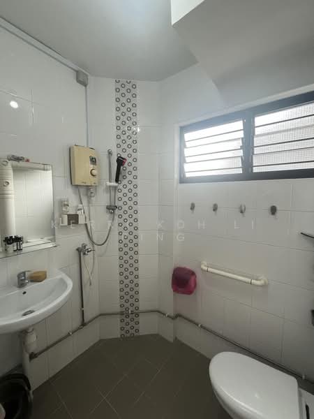 315 Jurong East Street 32, 315 Jurong East Street 32, Room Rental, 120 sqft, HDB Flat For Rent, by Kerri Koh Li Ping, 500187764 - Bathroom - PropertyGuru.com.sg