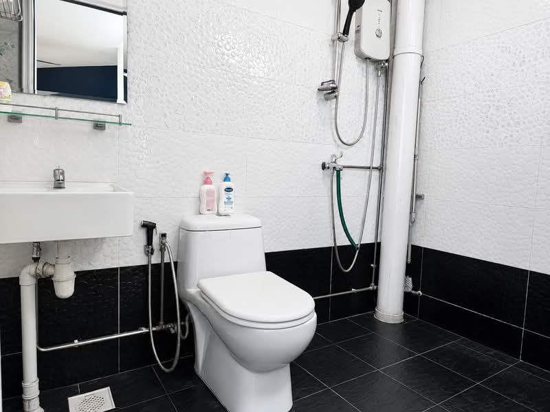 733 Tampines Street 71, 733 Tampines Street 71, 3 Bedrooms, 1,109 sqft, HDB Flat For Sale, by Fai Muni, 500187782 - Bathroom - PropertyGuru.com.sg