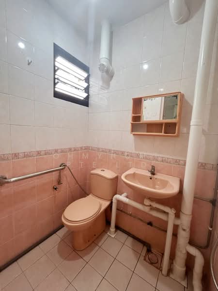 304 Clementi Avenue 4, 304 Clementi Avenue 4, 2 Bedrooms, 721 sqft, HDB Flat For Sale, by KEE PENG HAR, 500187796 - Bathroom - PropertyGuru.com.sg