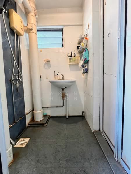 2 Saint George's Road, 2 Saint George's Road, 2 Bedrooms, 635 sqft, HDB Flat For Sale, by Clarence Chiong, 500187845 - Bathroom - PropertyGuru.com.sg