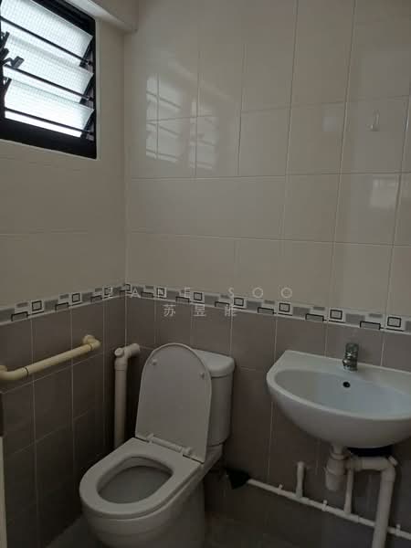 684 Hougang Avenue 8, 684 Hougang Avenue 8, 2 Bedrooms, 689 sqft, HDB Flat For Rent, by Zane Soo 苏昱能, 500187852 - Bathroom - PropertyGuru.com.sg