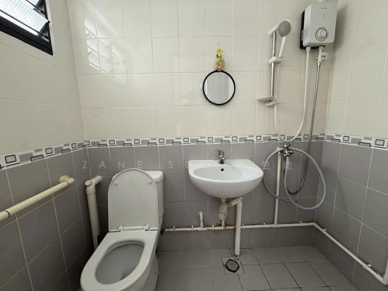 684 Hougang Avenue 8, 684 Hougang Avenue 8, Hougang / Punggol / Sengkang, 2 Bedrooms, 689 sqft, HDB Flat For Rent, by Zane Soo 苏昱能, 500187852 - Bathroom - PropertyGuru.com.sg