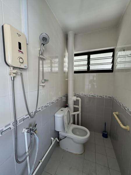 684 Hougang Avenue 8, 684 Hougang Avenue 8, Hougang / Punggol / Sengkang, 2 Bedrooms, 689 sqft, HDB Flat For Rent, by Zane Soo 苏昱能, 500187852 - Bathroom - PropertyGuru.com.sg