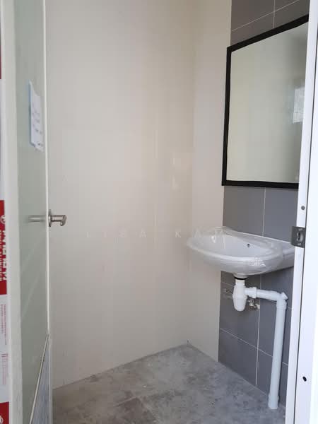 Woodlands 11, 11 Woodlands Close, 1,830 sqft, Light Industrial (B1) For Sale, by LISA, 500187945 - Bathroom - CommercialGuru.com.sg