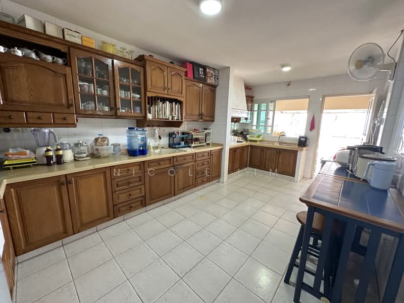 Seletar Hills Estate, Jalan Bangau, 6 Bedrooms, 3,550 sqft, Semi-Detached House For Sale, by Nicole Lim, 500187983 - Kitchen - PropertyGuru.com.sg