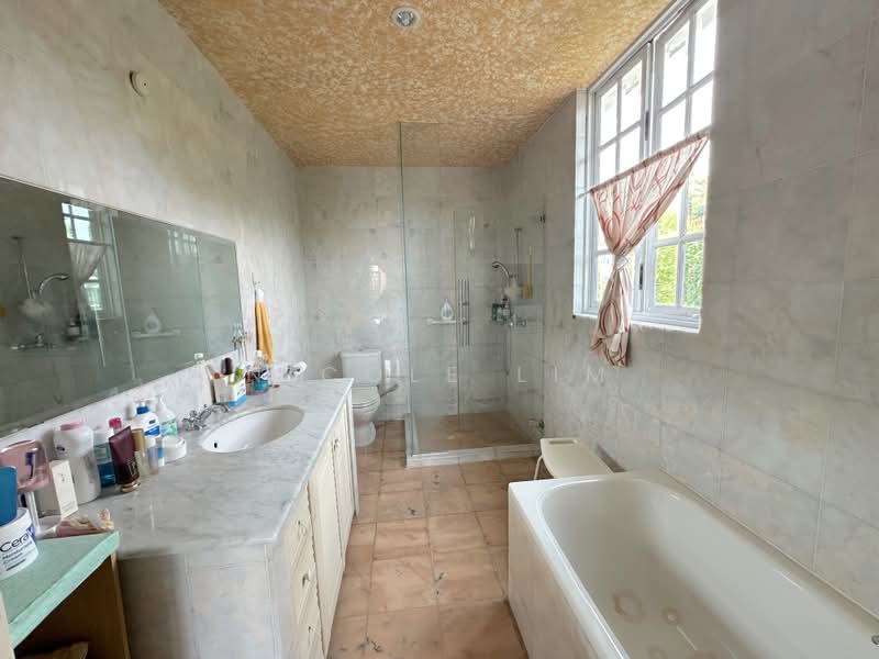 Seletar Hills Estate, Jalan Bangau, 6 Bedrooms, 3,550 sqft, Semi-Detached House For Sale, by Nicole Lim, 500187983 - Bathroom - PropertyGuru.com.sg