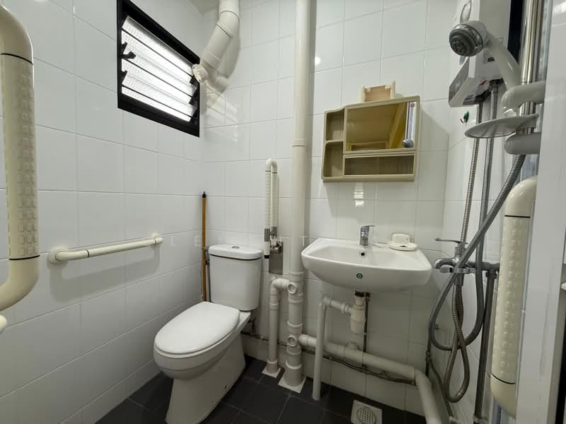 522 Bedok North Avenue 1, 522 Bedok North Avenue 1, 2 Bedrooms, 721 sqft, HDB Flat For Sale, by Clement Lan, 500187990 - Bathroom - PropertyGuru.com.sg