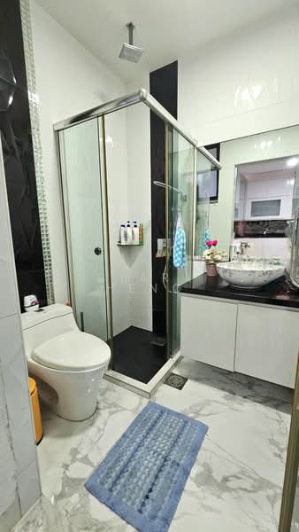Move-in Cond (Reno), Freehold, 3-Storey. Walk to Semb Shpg Ctr, ChongPang Mkt, Canberra!, Between Sembawang & Canberra MRT, 5 Bedrooms, 4,000 sqft, Semi-Detached House For Sale, by Clara Heng, 500187999 - Bathroom - PropertyGuru.com.sg