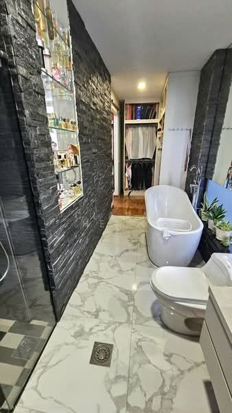 Move-in Cond (Reno), Freehold, 3-Storey. Walk to Semb Shpg Ctr, ChongPang Mkt, Canberra!, Between Sembawang & Canberra MRT, 5 Bedrooms, 4,000 sqft, Semi-Detached House For Sale, by Clara Heng, 500187999 - Bathroom - PropertyGuru.com.sg