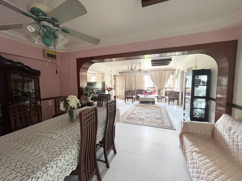 301 Tampines Street 32, 301 Tampines Street 32, 3 Bedrooms, 1,323 sqft, HDB Flat For Sale, by Hasnah Hassan Goh, 500188041 - Living Room - PropertyGuru.com.sg