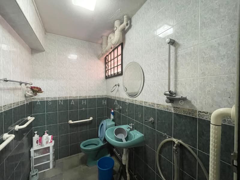 301 Tampines Street 32, 301 Tampines Street 32, 3 Bedrooms, 1,323 sqft, HDB Flat For Sale, by Hasnah Hassan Goh, 500188041 - Bathroom - PropertyGuru.com.sg