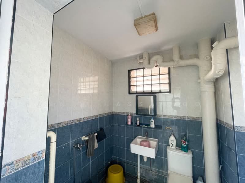 301 Tampines Street 32, 301 Tampines Street 32, 3 Bedrooms, 1,323 sqft, HDB Flat For Sale, by Hasnah Hassan Goh, 500188041 - Bathroom - PropertyGuru.com.sg