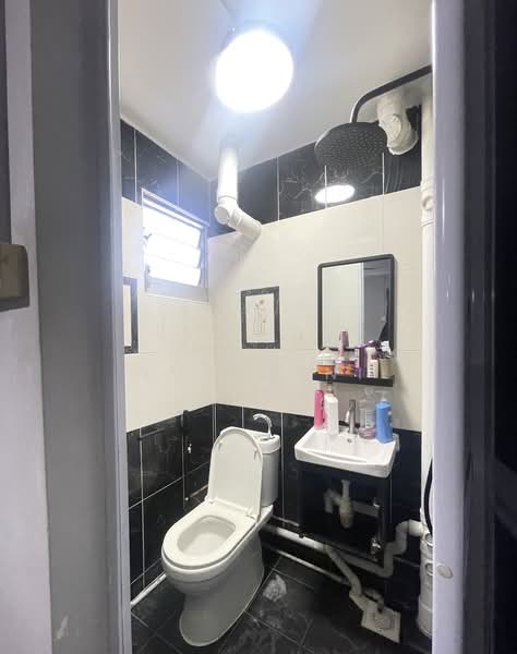 420 Bedok North Street 1, 420 Bedok North Street 1, 2 Bedrooms, 731 sqft, HDB Flat For Rent, by Mohd Yussaini, 500188076 - Master Bathroom - PropertyGuru.com.sg