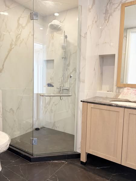 King Albert Park, King Albert Park, 4 Bedrooms, 3,729 sqft, Semi-Detached House For Rent, by Monita Wong, 500188078 - Bathroom - PropertyGuru.com.sg