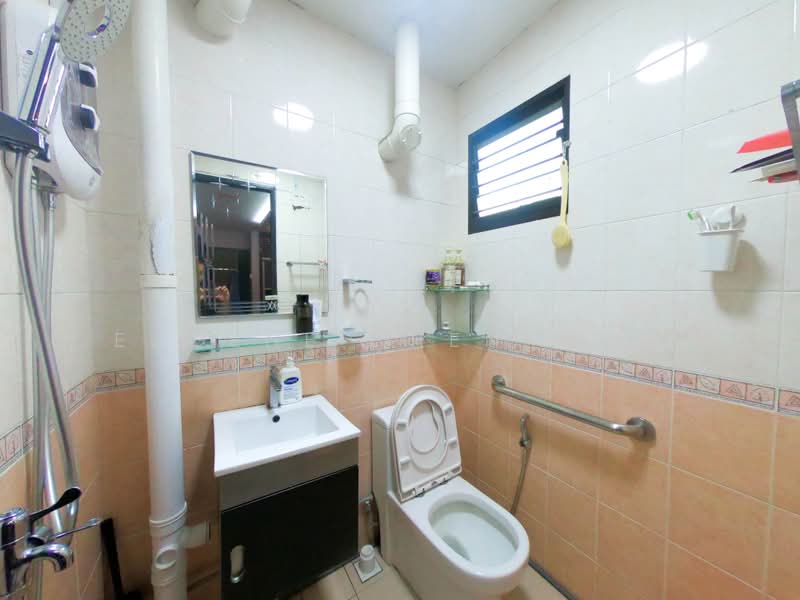 309 Clementi Avenue 4, 309 Clementi Avenue 4, 2 Bedrooms, 721 sqft, HDB Flat For Sale, by Eugene Chen 陈加明, 500188104 - Bathroom - PropertyGuru.com.sg