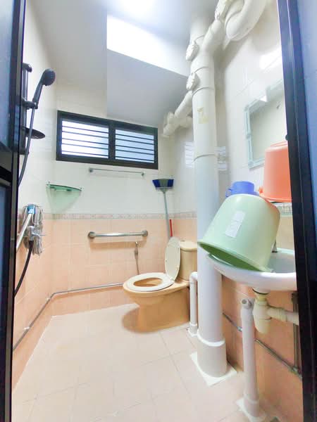 309 Clementi Avenue 4, 309 Clementi Avenue 4, 2 Bedrooms, 721 sqft, HDB Flat For Sale, by Eugene Chen 陈加明, 500188104 - Bathroom - PropertyGuru.com.sg