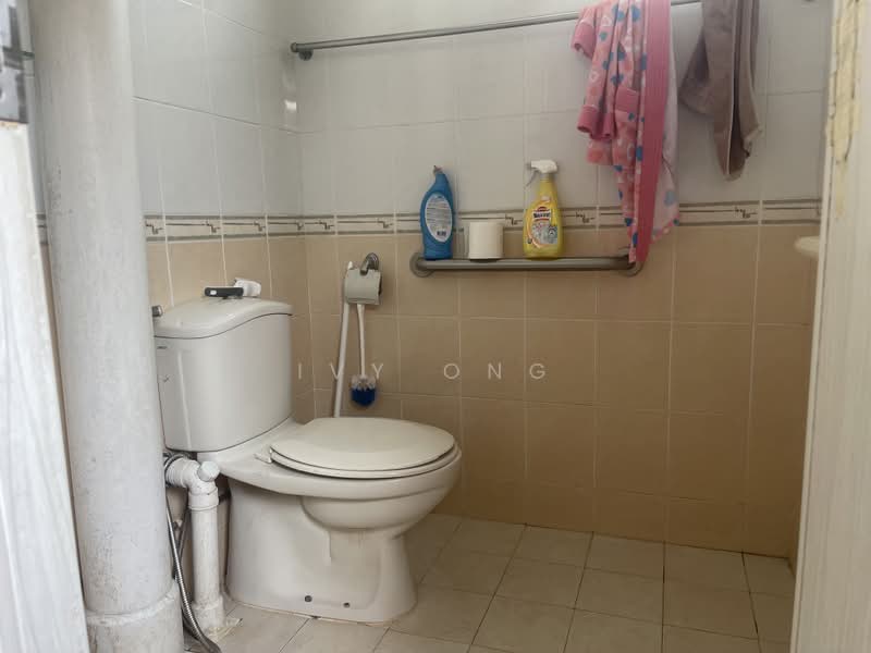 708 Clementi West Street 2, 708 Clementi West Street 2, 3 Bedrooms, 990 sqft, HDB Flat For Sale, by Ivy Ong, 500188143 - Bathroom - PropertyGuru.com.sg